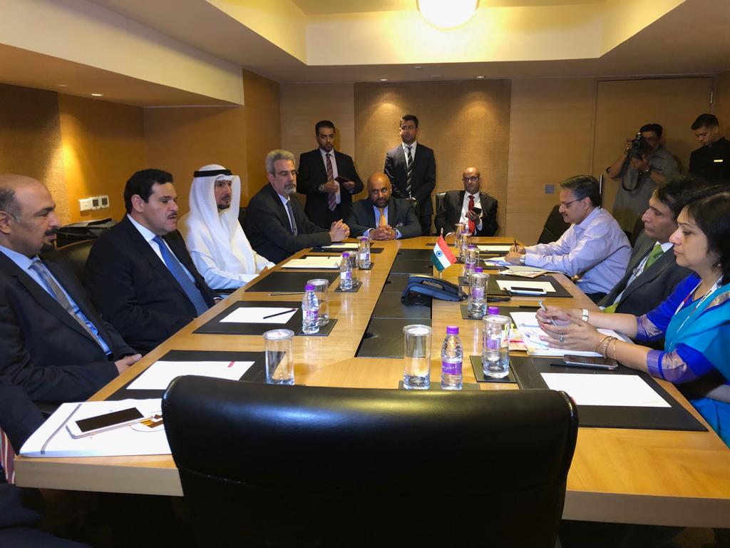 رئيس الطيران المدني الشيخ / سلمان الصباح يبحث التعاون مع وزير الطيران الهندي